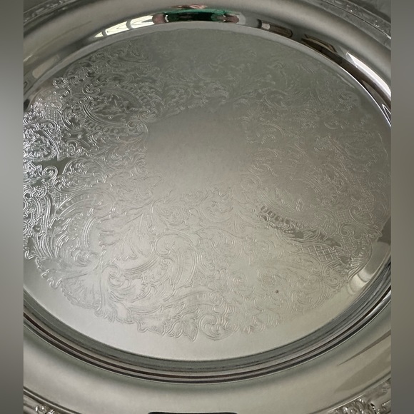 Just in time for the holidays! Oneida circular tray, silver plate, 14.5 diameter - Picture 4 of 4